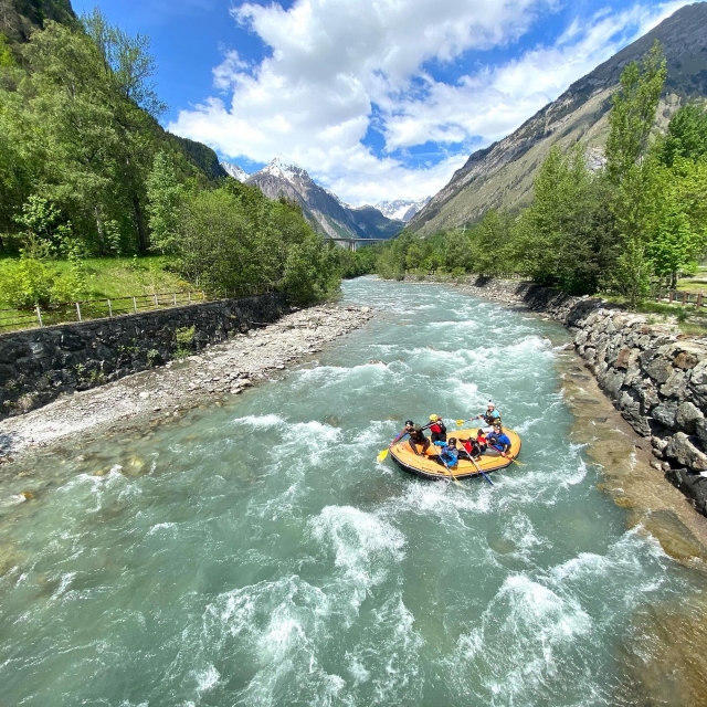 Discesa di rafting lungo il fiume