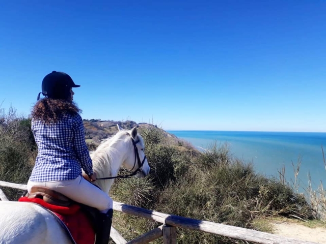  Cabalgando por la playa en Las Marcas 