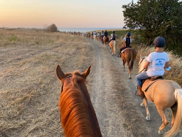 Cabalgando al atardecer en Abruzzo 