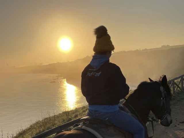  Admirer un coucher de soleil à cheval