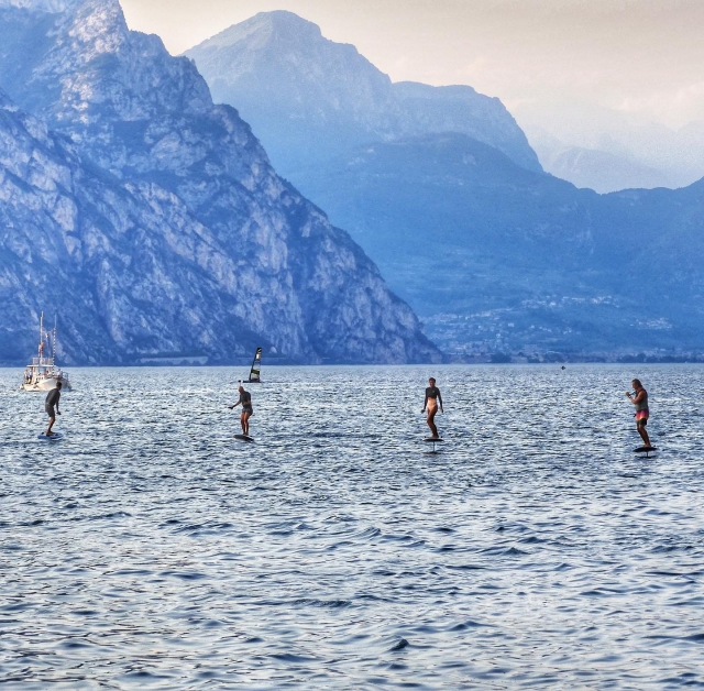  Diversão em grupo no lago Garda