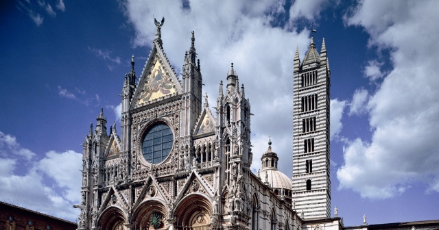  The facade of the Cathedral in Piazza Duomo 