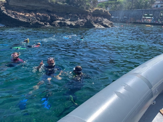 在那不勒斯海中游泳 