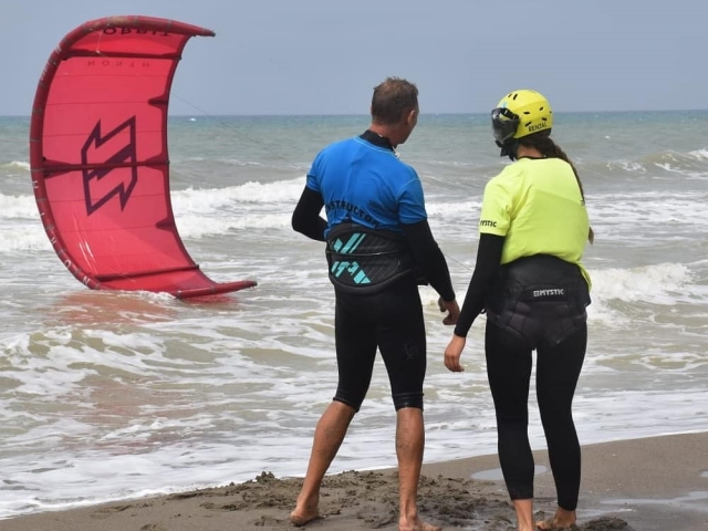 Cours de kite à terre sur la côte sarde 