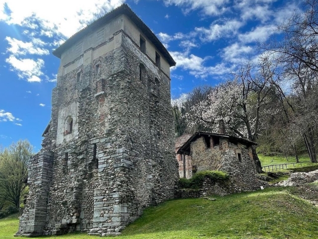  Stone tower 