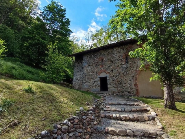  Ancient monastery in the province of Varese 
