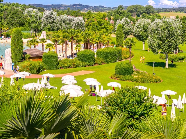  Ein Wasserpark, umgeben von viel Grün