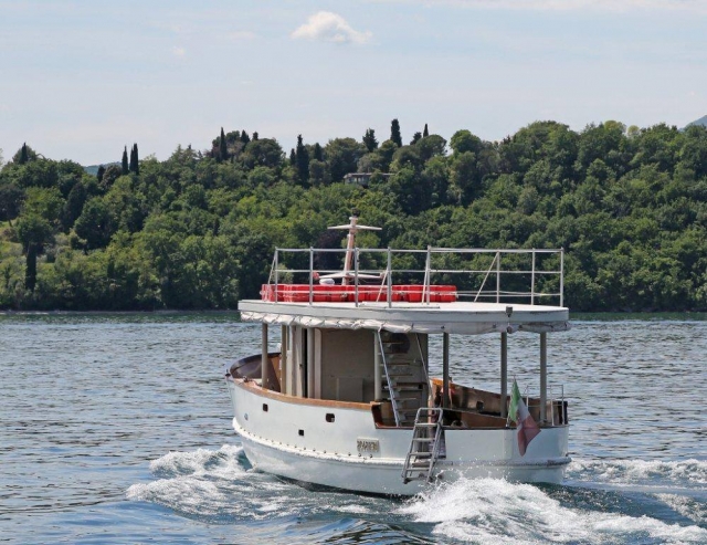  Paseo en barco de medio día 