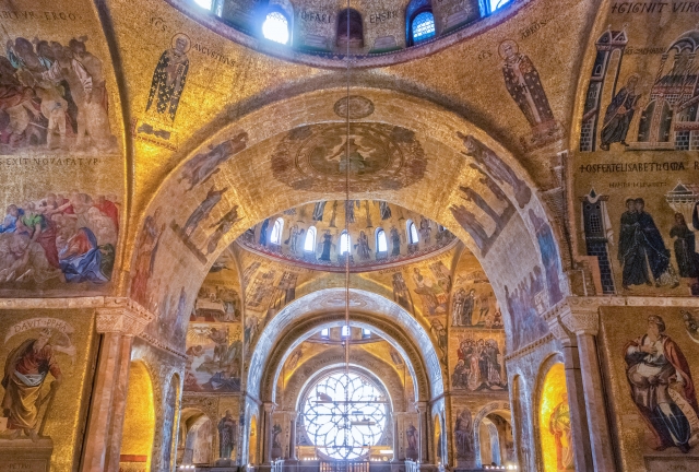  Interiores de la catedral 
