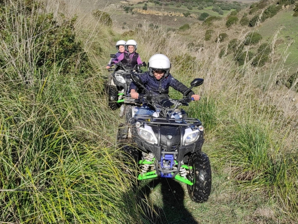 Pilotaje con un quad de dos puntos en Guasila Pilotaje con un quad de dos puntos en Guasila
