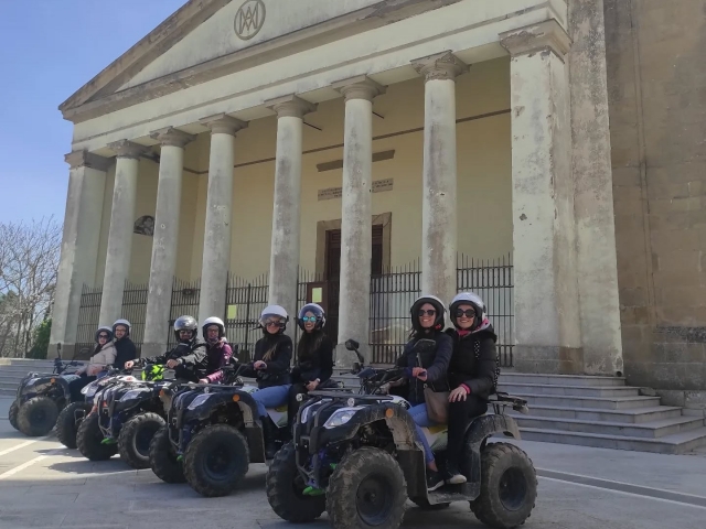 Goditi un percorso in quad