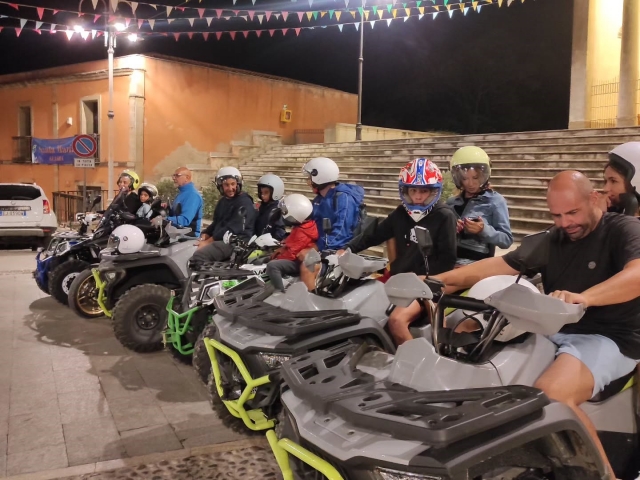 Percorso fuoristrada al chiaro di luna in Sardegna