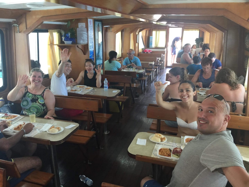 Almuerzo a bordo del bote Almuerzo a bordo del bote