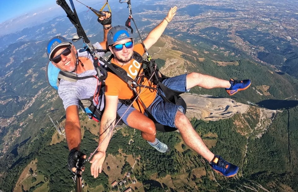 Vuelo de parapente en Valcava 