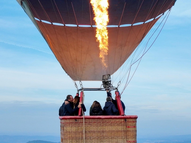 Voo particular em balão de ar quente no lago Garda, 1h