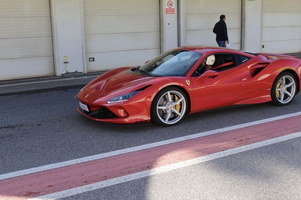 Esperienza con un'auto sportiva a Perugia