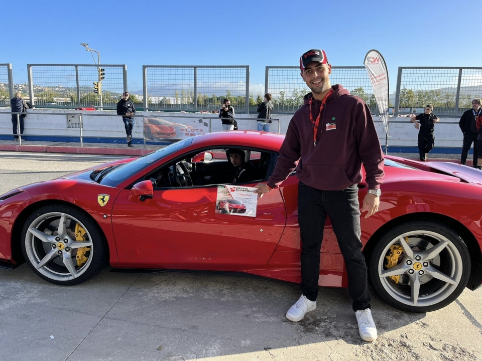 guida una Ferrari 458 a Magione