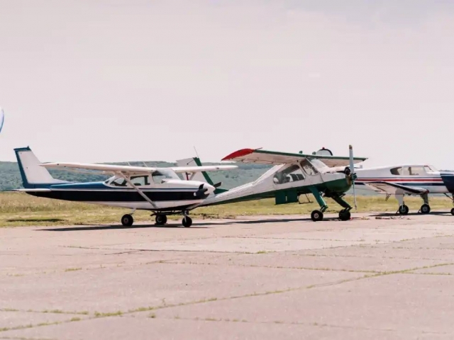  Ultraleichtflugzeug auf der Landebahn 