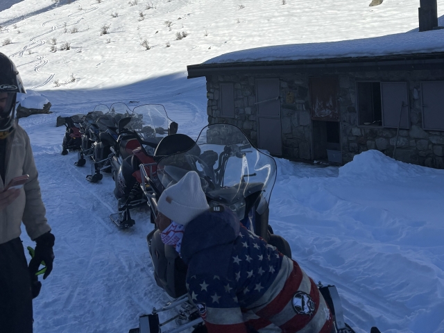  停下来欣赏雪中的历史建筑 