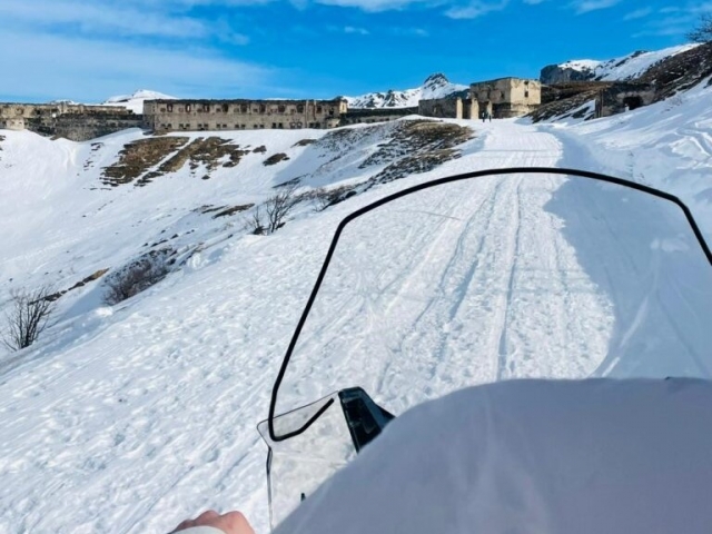  在冰雪覆盖的小路上探索历史