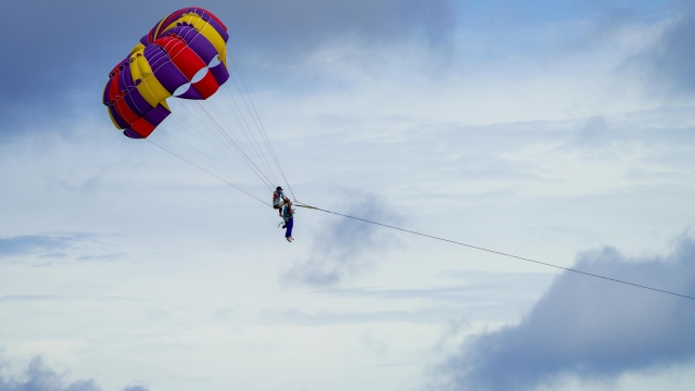  飞越加尔达的两座滑翔伞 