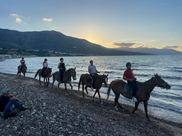  En la playa al atardecer 