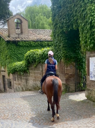 Paseo a caballo en el pueblo de Sutri + aperitivo 1h30