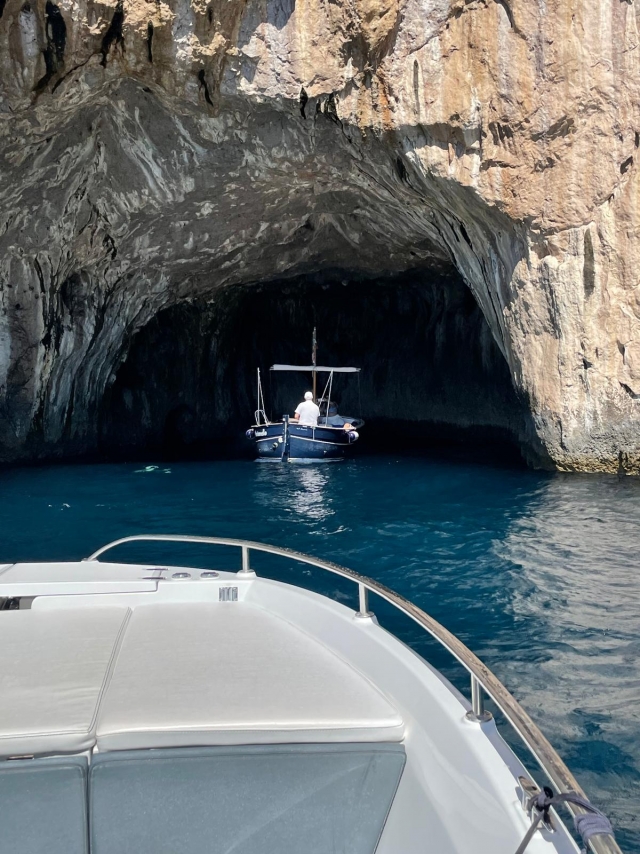  Les belles grottes dans les eaux bleues 