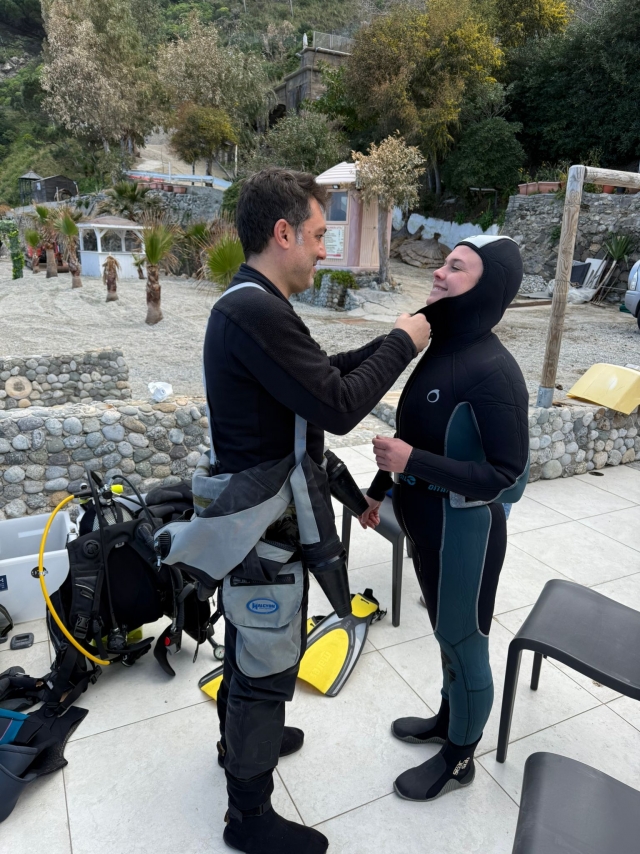  Vestindo a roupa de neoprene