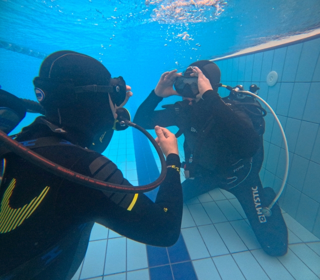  Na piscina para os primeiros mergulhos 
