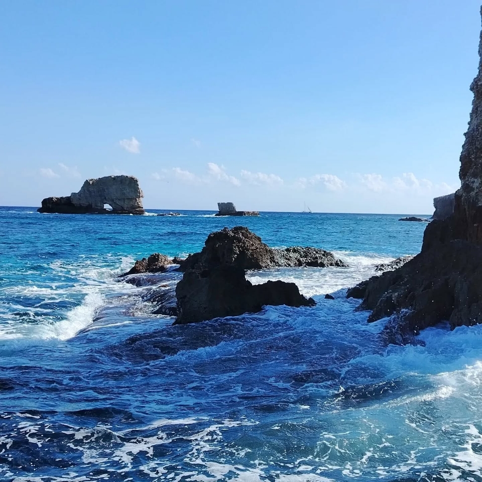  在包裹岩石的海浪中 