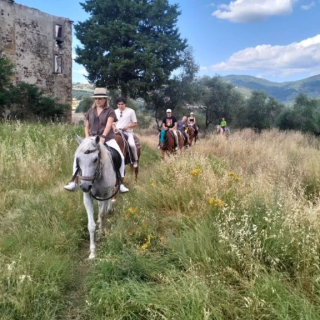  À cheval près de la tour