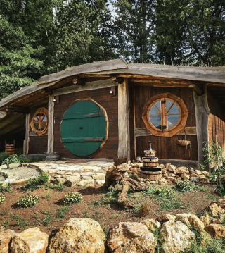 Notte in Casa Hobbit per due con colazione in Maremma