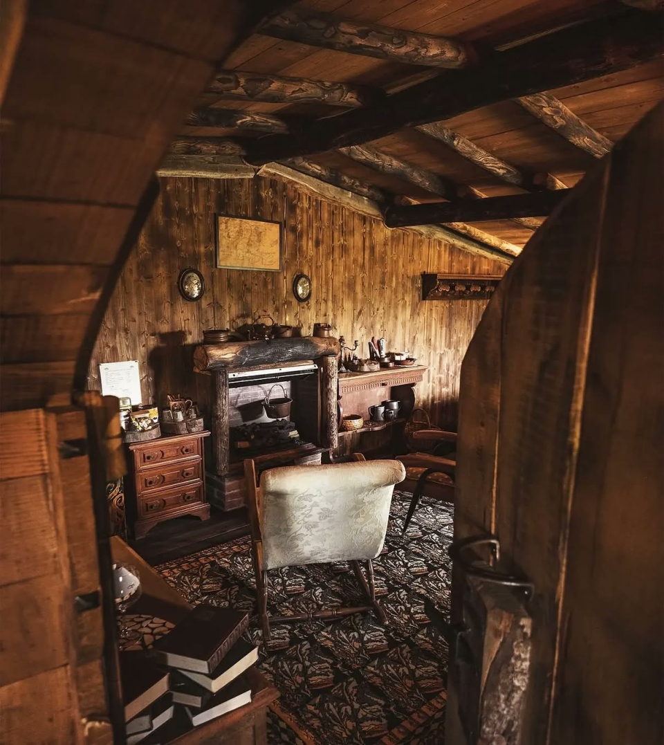 L'interno in legno della Casa Hobbit