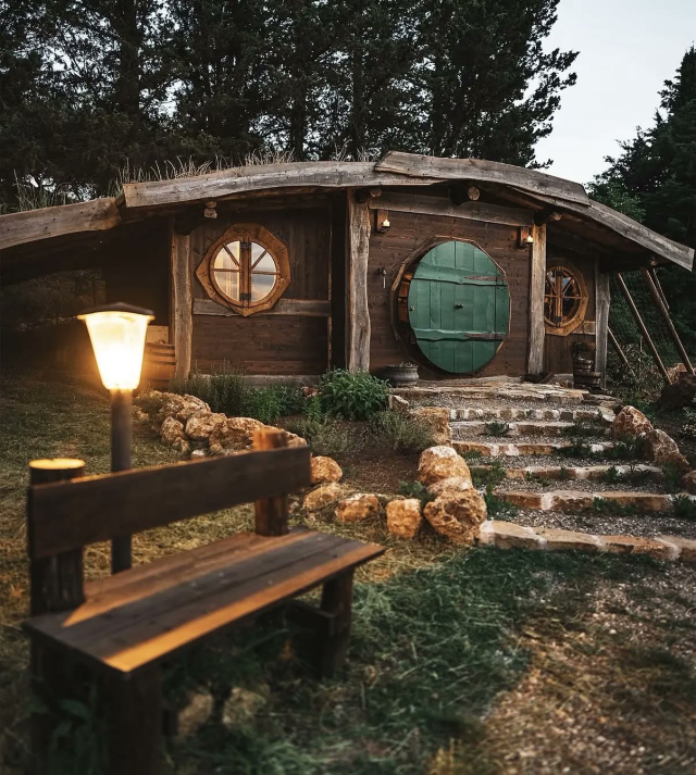 La Casa Hobbit con la lanterna accesa