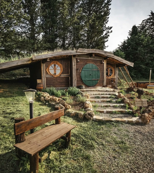 La panchina davanti alla Casa Hobbit