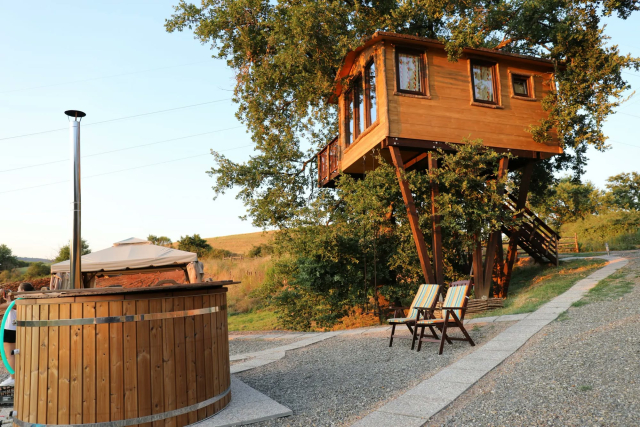La hot tub sotto la casa sull'albero