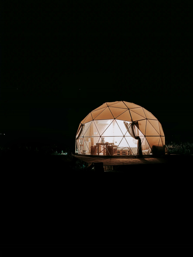 La cupola illuminata di notte