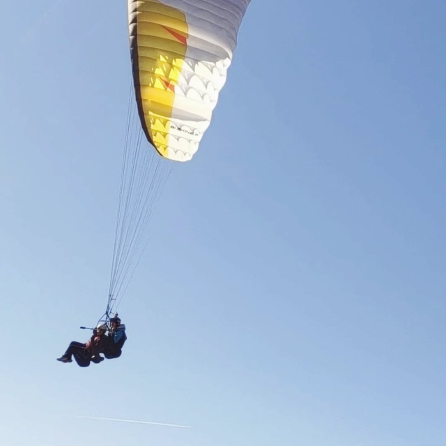  Discover the Chiese Valley by paragliding 