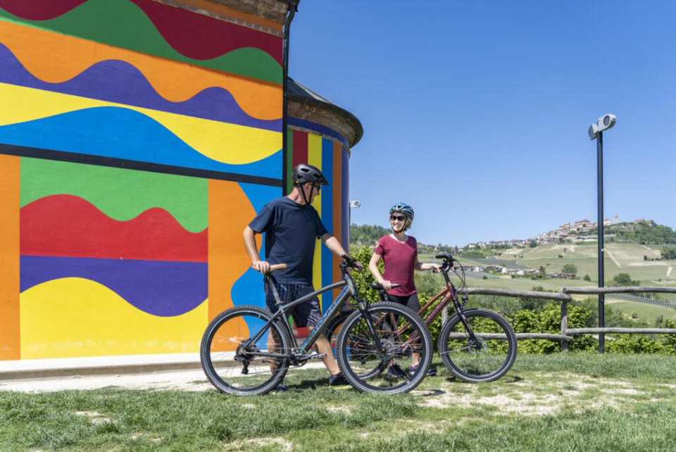  Arrêt à la chapelle colorée au milieu des vignes du Barolo 
