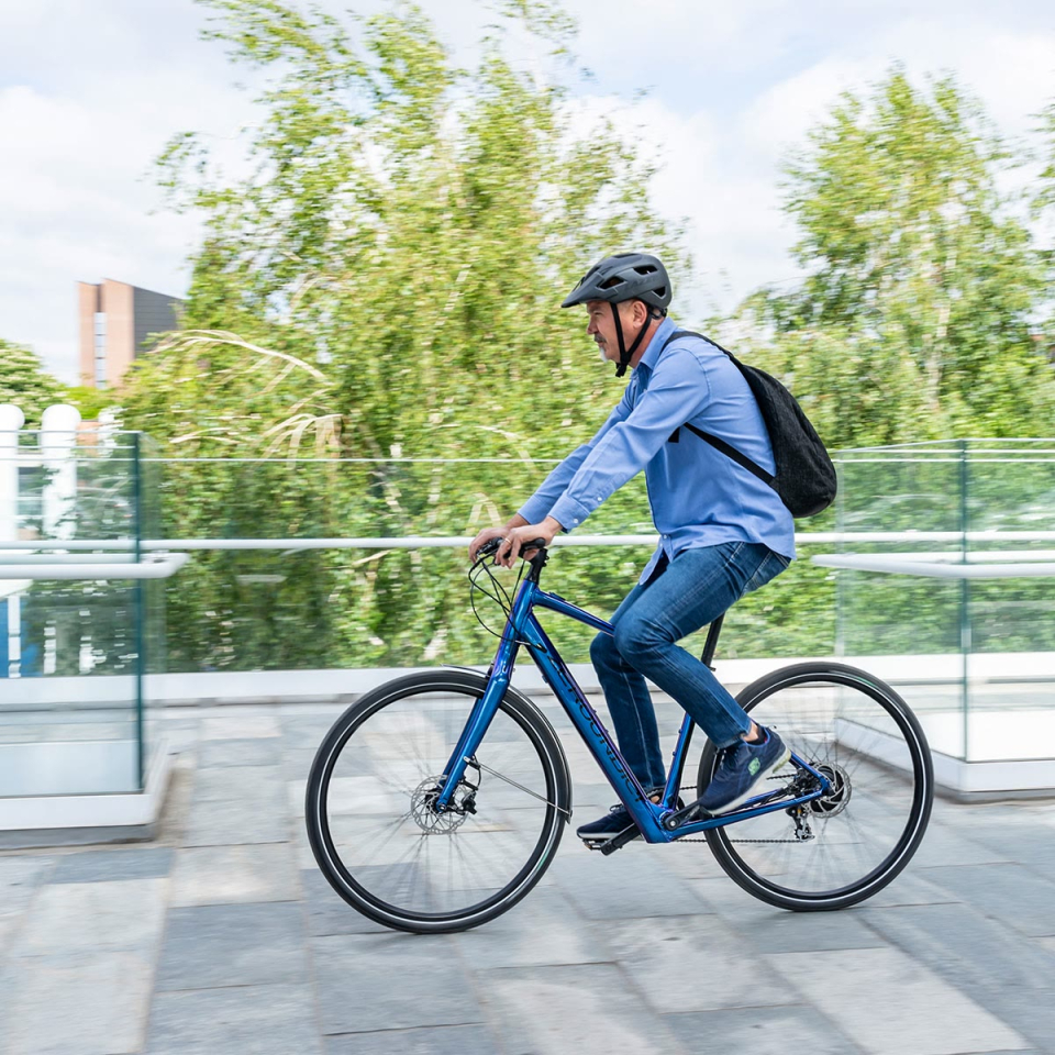  Sur la passerelle piétonne en vélo électrique 