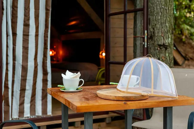 La colazione sul tavolo della tenda