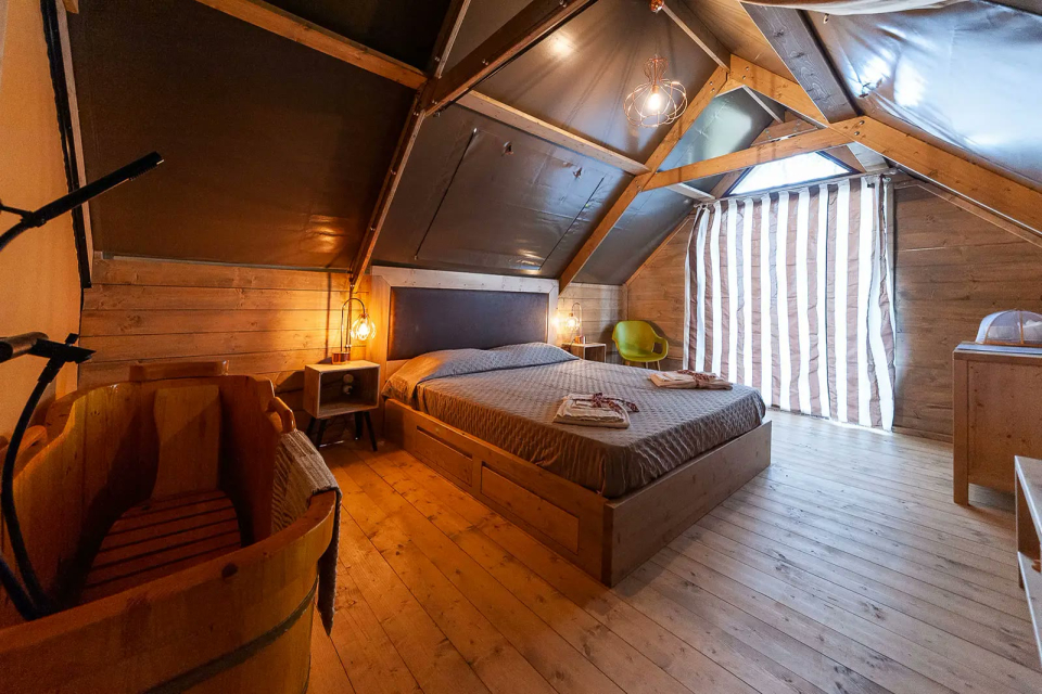 Il letto matrimoniale nella Glam Tent