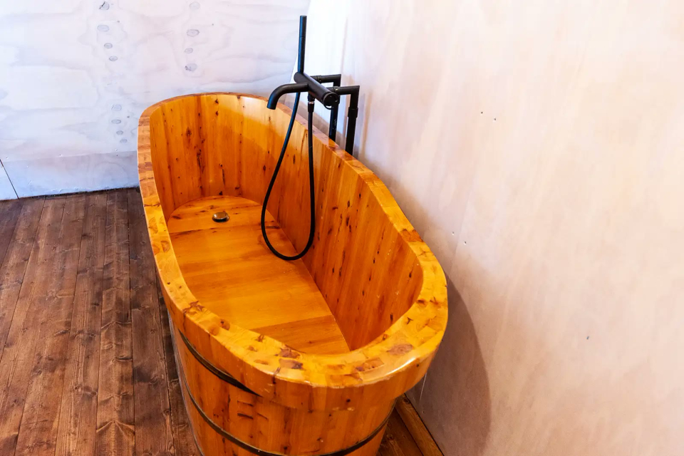 La vasca in legno della tenda