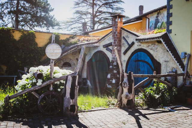 Night in the Hobbit house for four with breakfast in Rocca Grimalda