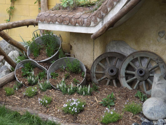  The roof with the wagon wheels 
