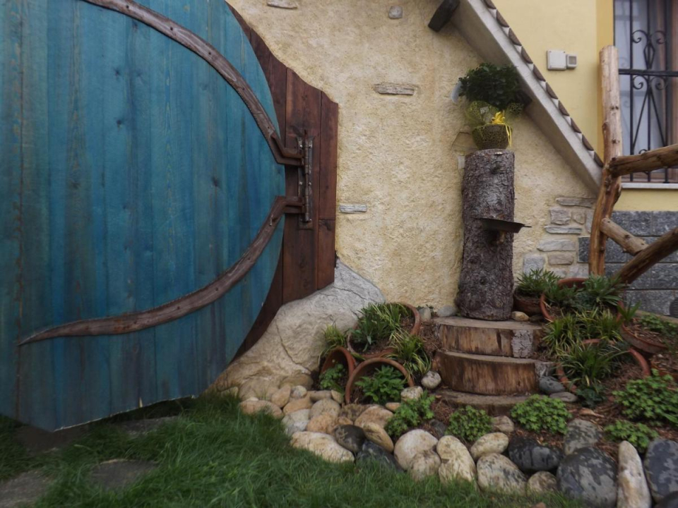  The blue door of the Hobbit house 