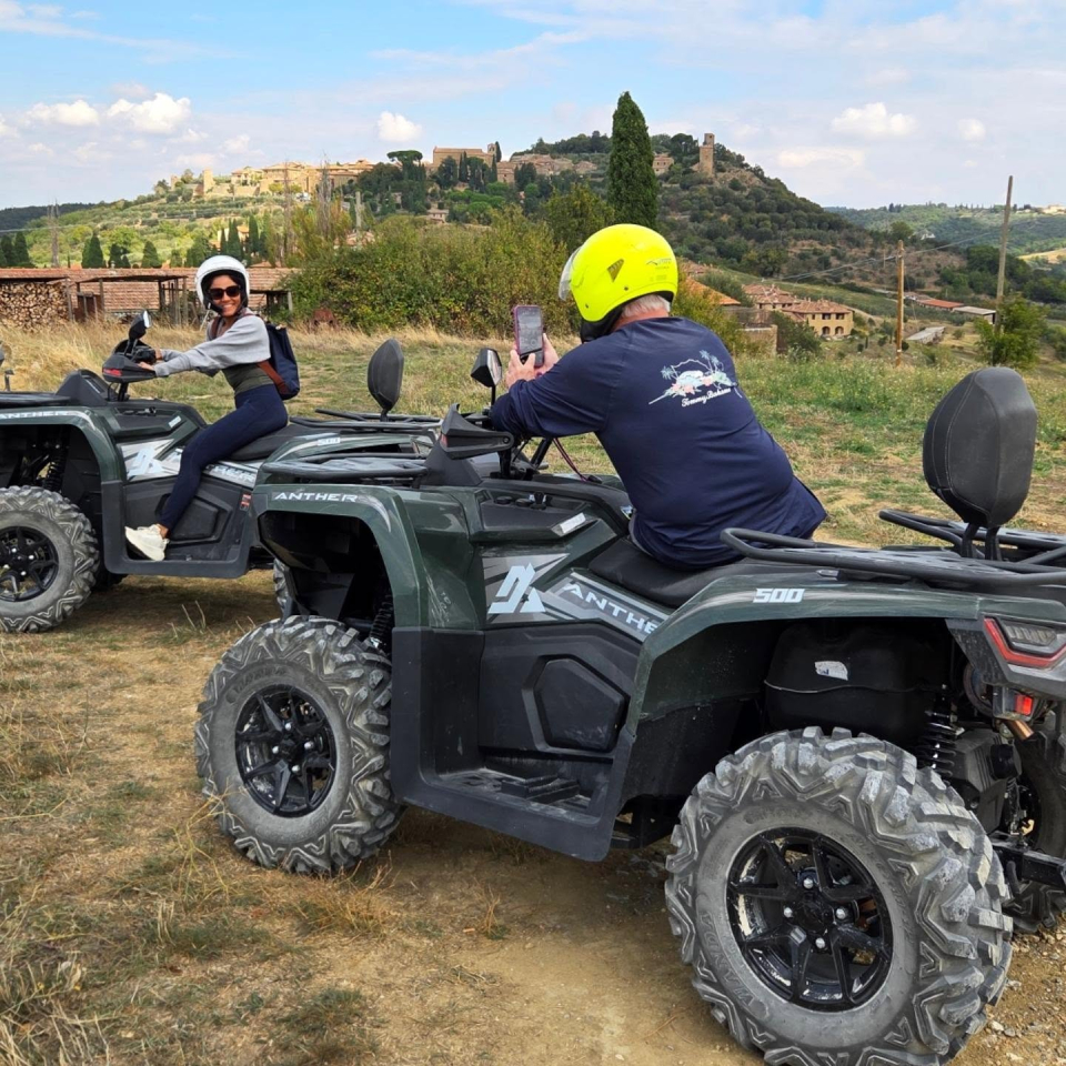Il quad davanti al borgo di Monticchiello