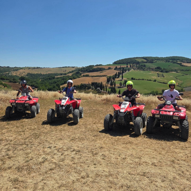 Quad tra i campi di grano