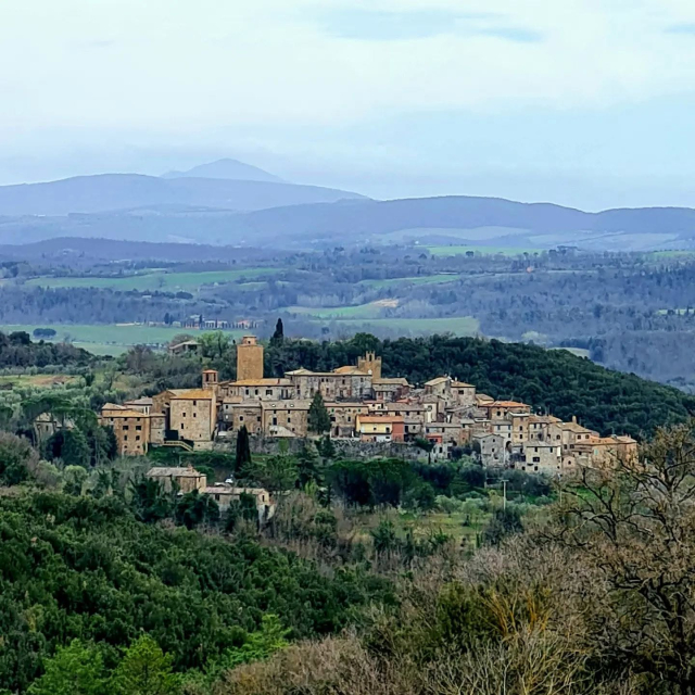 Un borgo della Val d'Orcia dall'alto